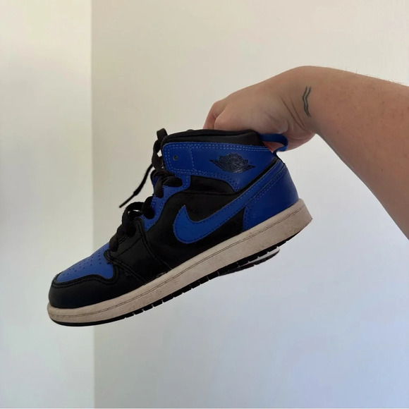 Jordan 1 Mid Hyper Royal Kids size 1 - Picture 1 of 6